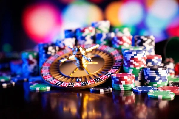 Betting controls and hand display